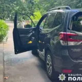 Стрілянина у Києві – невідомий підійшов до авто і вистрілив у чоловіка