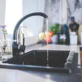 Можно ли подцепить амебу, пожирающую мозг, из водопроводной воды