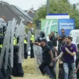 В британских городах бушуют антииммигрантские протесты