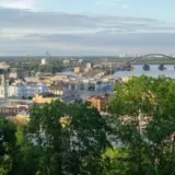 Ракетный удар по Киеву – обломки сбитой российской ракеты повредили стоянку для машин в Деснянском районе