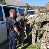 На Тернопільщині чоловік у військовій формі розстріляв людей