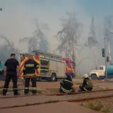 В Харькове огонь может перекинуться на жилые дома