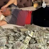 Глава МСЭК выбросила две сумки с полумиллионом долларов в окно