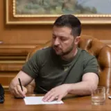 Зеленский не планирует переводить часы