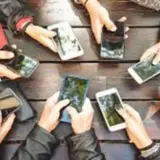 У Франції хочуть повністю заборонити у школах мобільні телефони
