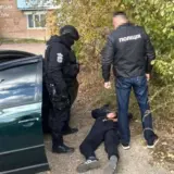 На Житомирщині бандити вимагали гроші у дружини військового