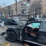 ДТП в Хмельницком – автомобиль протаранил остановку общественного транспорта