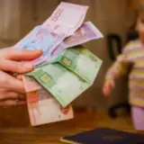 Кабмін вирішив дати українським дітям по 6,5 тисяч