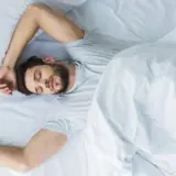 Люди с большим заработком чаще всего выбирают позу сна свободное падение