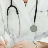 З 1 січня 2025 року всі медпослуги без направлення лікаря в Україні стануть платними