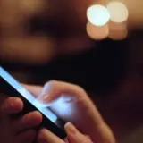 Надмірна прихильність до смартфону може вплинути на зовнішність