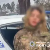 Мобилизация в Украине – женщина в военной форме блокировала центр для мобилизованных в Киеве
