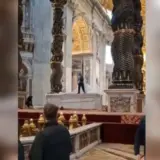 Вандал разгромил алтарь в соборе Святого Петра в Ватикане — смотреть видео