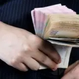 Зарплати українських чиновників продовжують зростати