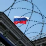 Олигархи массово бегут из России