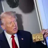 Трамп похвалився золотою карткою зі своїм обличчям