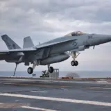 Американский истребитель упал с авианосца в Красное море