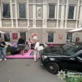 ДТП у Києві – автомобіль вилетів на терасу кафе