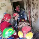 Обстріл Києва – рятувальники дістали з-під завалів живого чоловіка