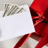 Чиновники ежегодно получают подарков на 3 миллиарда