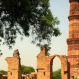 Историческую башню Qutub Minar в Дели подсветили цветами флага Украины — видео