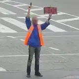 Мужчина с пистолетом объявлял минуту молчания в Виннице