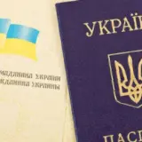 З паспортів українців зникне російська мова