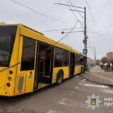 ДТП в Киеве – в Святошинском районе автобус столкнулся с электроопорой