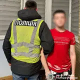 У Києві хлопець у поліцейській формі співав російські пісні з матом