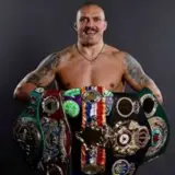 Александр Усик отказался от одного из своих чемпионских поясов