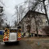 Обстрел Киева – вражеские обломки упали возле жилого дома