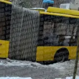У центрі Києва тролейбус провалився у яму