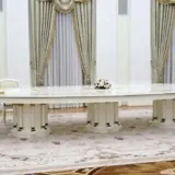 Макрон відмовився зустрічатися з Путіним