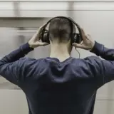 В наушниках четырех брендов нашли химические вещества, вызывающие рак