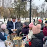 Благодійник Олексій Юренко роздає у Києві гарячі обіди