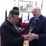 Лукашенко подарил Ким Чен Ыну водку и букет цветов