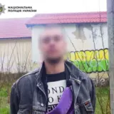 Пьяный мужчина ходил по улице с пистолетом в Киеве