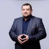 Сергій Кузьміних досі з депутатським мандатом та продовжує підігрувати великій фармі