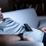 Привычка спать при включенном свете может способствовать набору веса