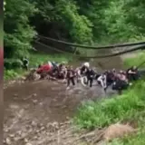 На Буковині обрушився міст із десятками дітей, 6 постраждали – дивитись відео